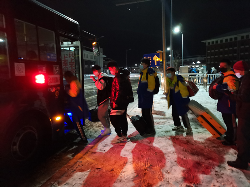 1连夜转移学生回家.jpg