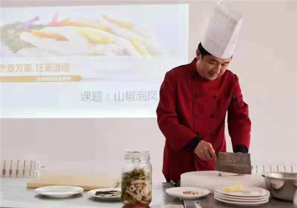 8、金牌教练 邹伟 2012、2013、2016、2021年获吉林省职业院校技能大赛一等奖，荣获吉林省优秀指导教师称号。2015年吉林省人力与社会保障厅技能大赛指导学生获得第一名，荣获金牌教练员称号。.jpg