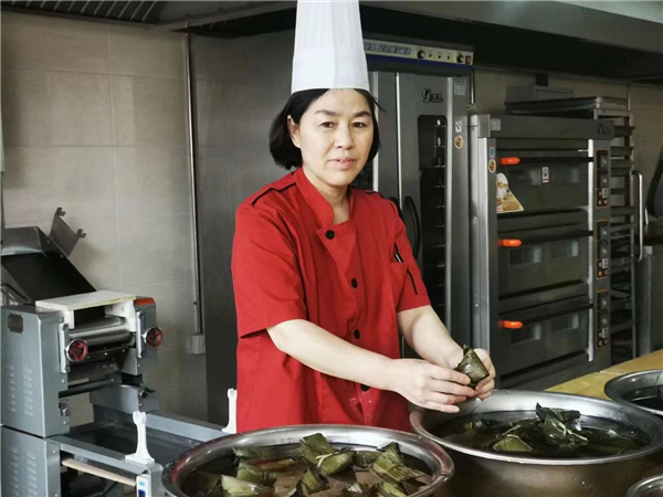 8学科骨干 刘伟霞 吉林省城市建设学校餐旅服务教学部高级烹饪专业教师，高级面点师，高级营养师，国家职业技能鉴定高级考评员，吉林市烹饪学科带头人  校本教材《中餐面点教学实习品种六十例》主编，曾获吉林省职业院校技能大赛一等奖.jpg