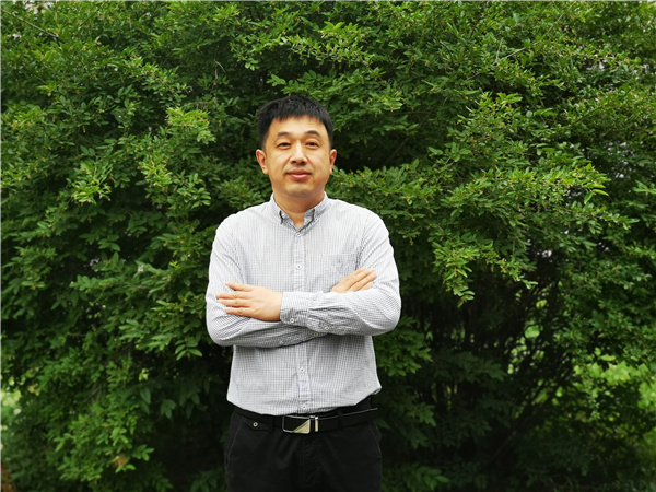 2、 邹伟 吉林省城市建设学校餐旅服务教学部主任 中餐烹饪专业教师 吉林省骨干教师  吉林市烹饪学科带头人 吉林市饭店与餐饮协会理事 国家烹饪类规划教材《烹饪工艺基础》《中式烹调技艺》主编.jpg