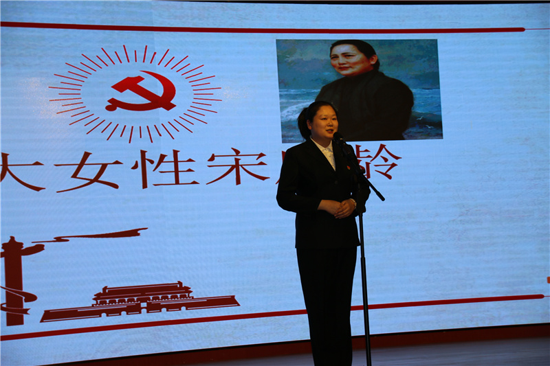 选手白歌老师讲述宋庆龄的故事.jpg
