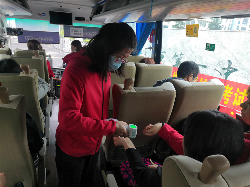 1657510125734863.jpg 1.扫码测温,安全启程.jpg