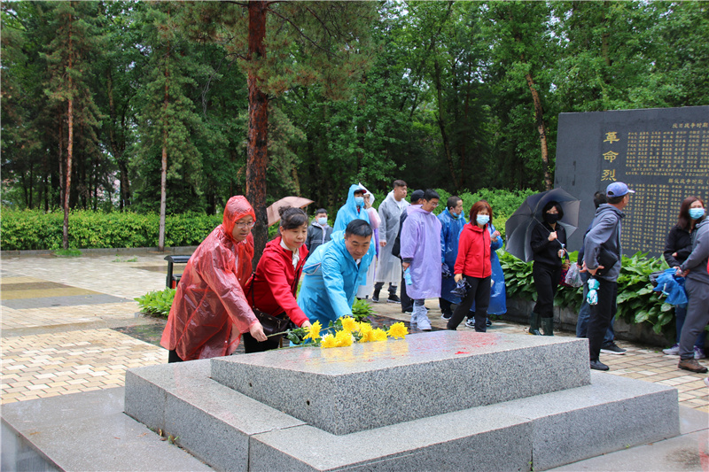 1657515920626739.jpg 10.墓园为烈士敬献鲜花.jpg