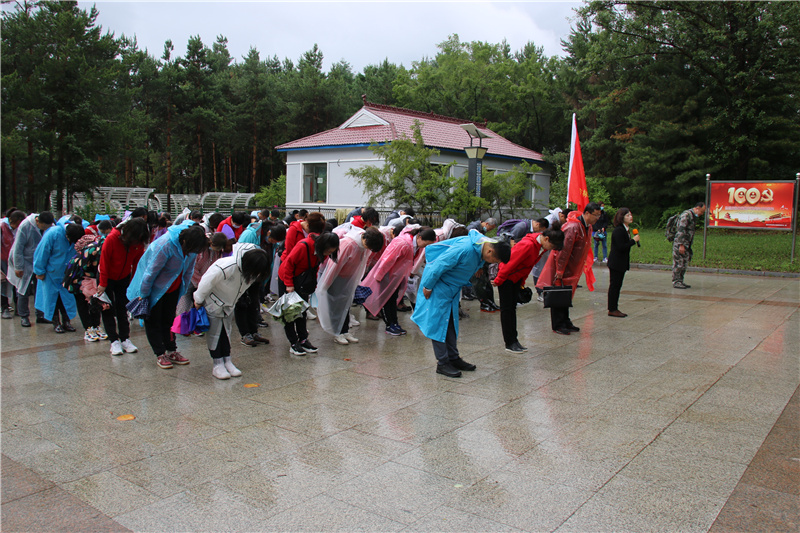 1657515938542633.jpg 11.英雄纪念碑前集体默哀.jpg