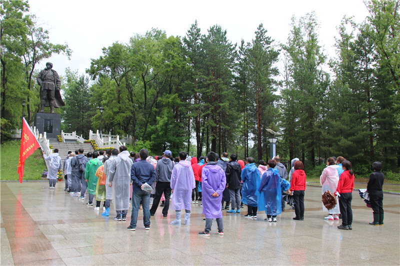 1657515964959930.jpg 12.杨靖宇雕塑前聆听杨靖宇的动人故事.jpg