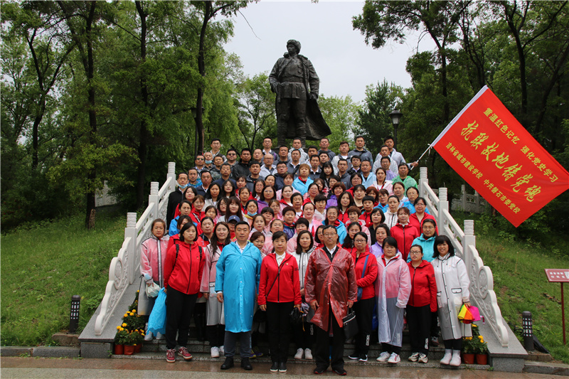 1657515984552246.jpg 13.杨靖宇雕塑前集体合影.jpg