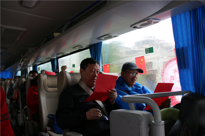 1657516000838317.jpg 14.大巴车上高唱红歌.jpg