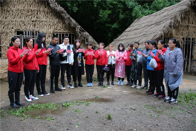 1657516069990020.jpg 18.教师朗诵抗联诗歌.jpg