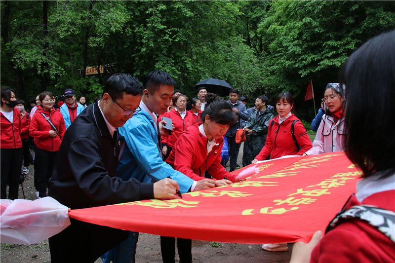 1657516109349945.jpg 20.结业式——队旗签名.jpg