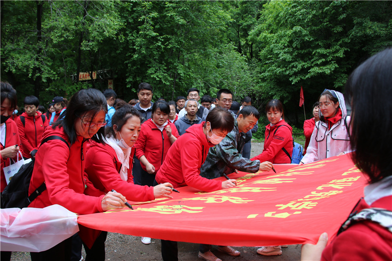 1657516127566680.jpg 21.结业式——队旗签名 (2).jpg