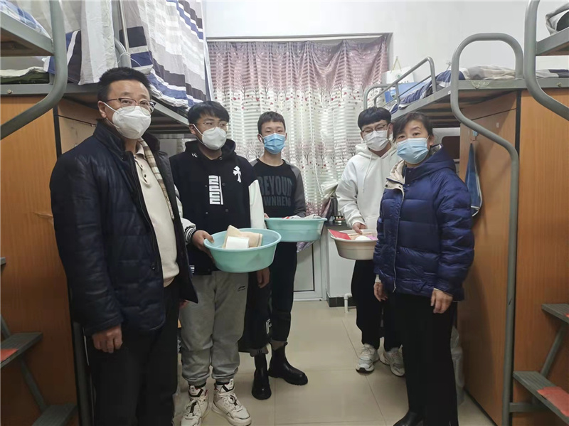 2为留校学生发送生活用品.jpg