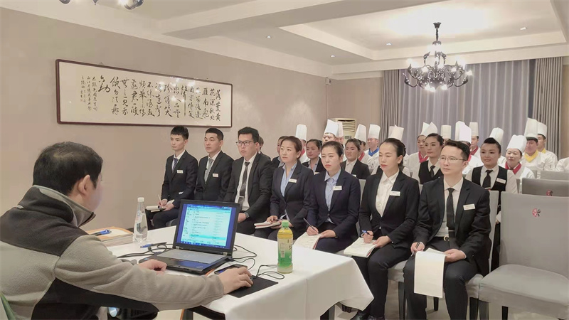 1659335777482360.jpg 技能大师宋维为峰峰菜馆员工进行专题培训2.jpg