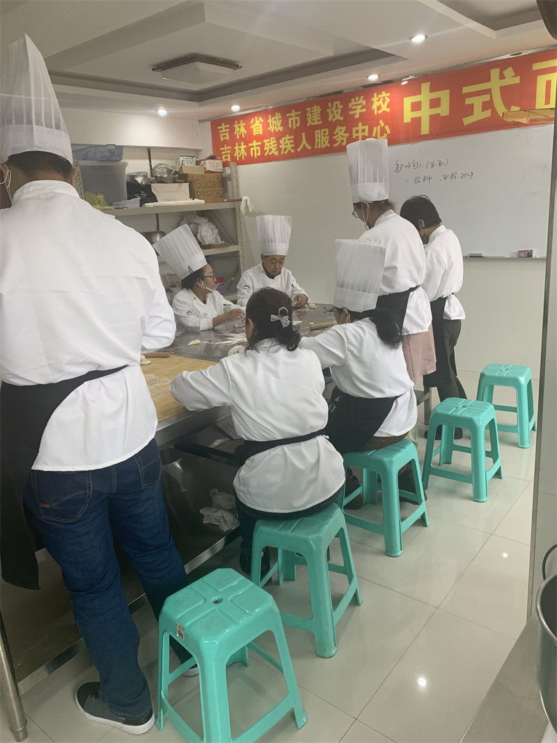 1659335890132720.jpg 技能大师朱洪祥为吉林市残疾人服务中心进行专题培训.jpg